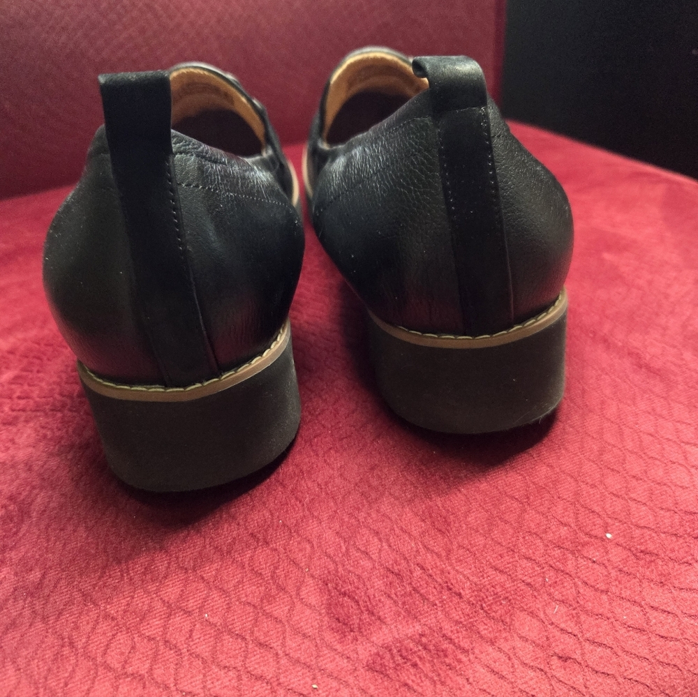 Vionic Loafers Size 10 - Picture 4 of 7